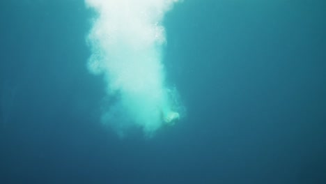 Imágenes-submarinas-del-hombre-saltando-en-el-agua-y-la-natación.-Buceo-en-el-océano.