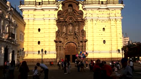 Incline-hacia-abajo-tiro-de-Monasterio-de-san-francisco-en-lima