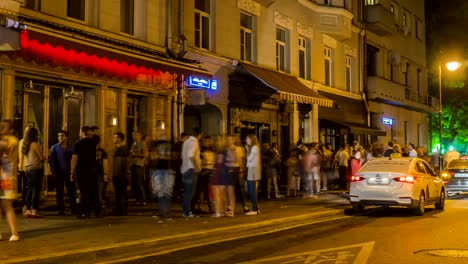 la-gente-divertirse-en-calles-de-la-ciudad-en-una-noche-de-verano-el-sábado,-lapso-de-tiempo