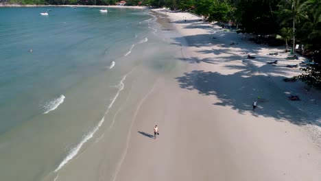 Los-turistas-descansan-en-una-hermosa-playa