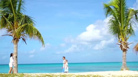 Parents-with-two-kids-enjoy-their-caribbean-vacation-on-Antigua-island