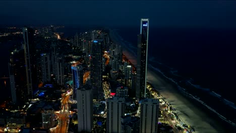 Nacht-Zoom-in-der-Ansicht-von-Surfers-Paradise-aus-der-Q1-Gebäude