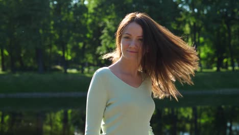 Porträt-der-Frau-mit-langen-Haaren-in-hellem-Sonnenlicht-fliegen