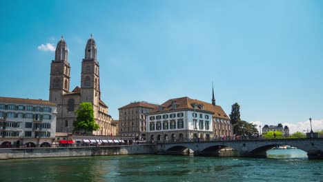 der-Schweiz-Sonnentag-Zürich-Stadt-berühmten-Fluss-Fußgängerbrücke-Panorama-4k-Zeitraffer