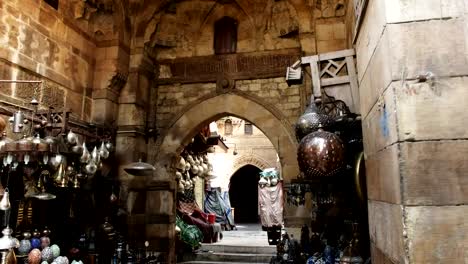 Incline-hacia-abajo-tiro-de-mercado-de-khan-el-khalili-en-el-cairo,-Egipto