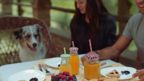 Grupo-de-amigos-haciendo-el-desayuno-al-aire-libre-en-un-paisaje-tradicional.-filmada-en-cámara-lenta