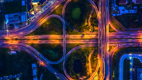 Lapso-de-tiempo-de-la-vista-superior-vista-aérea-de-la-autopista,-autopista-y-carretera-en-el-detalle-de-cruce-en-la-noche