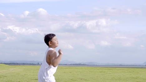 Niño-dos-7-años-feliz-con-un-aeroplano-de-papel-corriente-y-lanzar-en-Prado-en-verano-en-la-naturaleza-el-tiempo-de-puesta-de-sol.-Movimiento-lento-de-vídeo-de-4-K