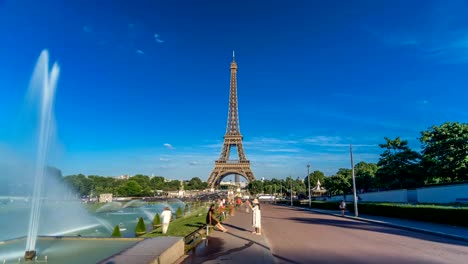 Blick-auf-den-Sonnenuntergang-der-Eiffelturm-Timelapse-Hyperlapse-mit-Springbrunnen-in-Jardins-du-Trocadéro-in-Paris,-Frankreich