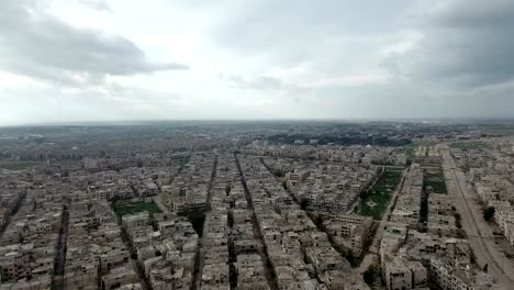 Panorama-de-Alepo-devastada-después-de-la-guerra,-bajo-cielo-nublado