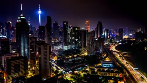 lapso-de-tiempo-k-4-con-paisaje-de-tráfico-de-la-ciudad-de-Kuala-Lumpur-con-dos-torres-sobre-un-fondo.-Vista-aérea.