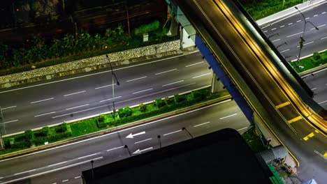 Tráfico-en-la-ciudad.-Avenida-4K-Time-lapse,-noche.-Tráfico-pesado-que-circula-con-borrosa-movimiento.-Al-atardecer.