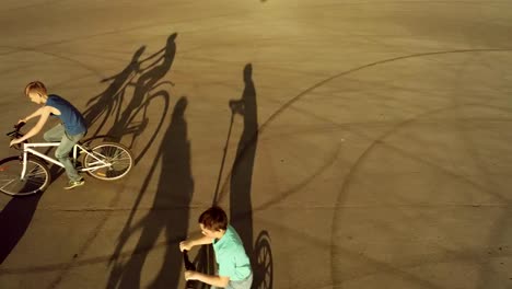 Kinder-Team-reitet-auf-Fahrräder,-Motorroller-und-Roller-Skates.-Augen-der-Vogelperspektive