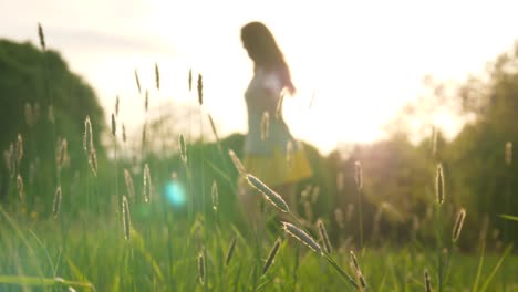 Silueta-de-baile-contra-mujer-sol