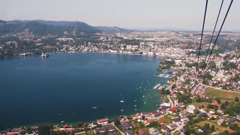 Vista-desde-el-teleférico-en-las-montañas