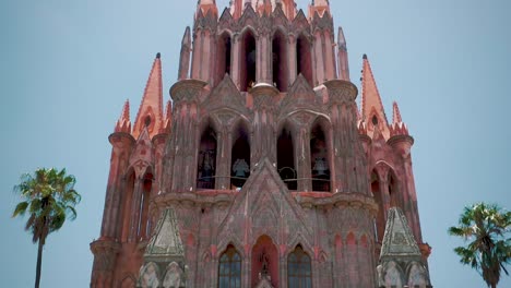 Parroquia-pink-sandstone-church-in-San-Miguel-de-Allende,-Mexico---tilt-up