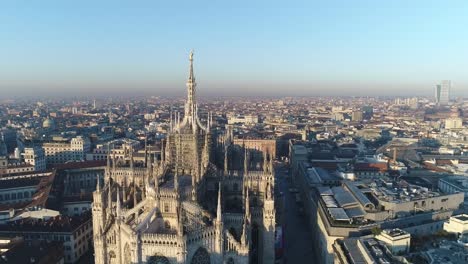 Vista-de-imágenes-aérea-drone-de-Catedral-Duomo-en-Milán