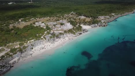 Ruinen-der-antiken-Maya-Stadt---Tulum-und-ein-schöner-Strand.--Luftaufnahme.