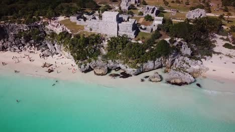 Ruinen-der-antiken-Maya-Stadt---Tulum-und-ein-schöner-Strand.--Luftaufnahme.