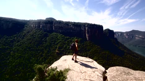 Wanderer-mit-Rucksack,-stehend-auf-einem-Berg-Antenne-4-K