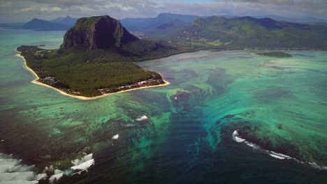 Luftaufnahme-von-Lemorne-Brabant-und-Korallenriffe-in-Mauritius.