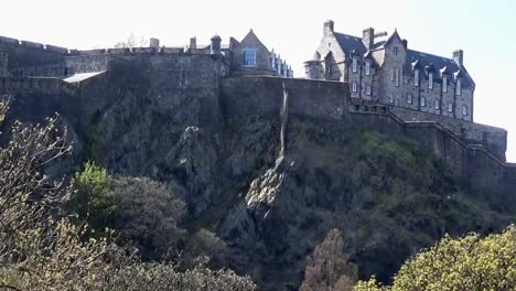 Una-vista-real-de-Edimburgo-y-un-cerro