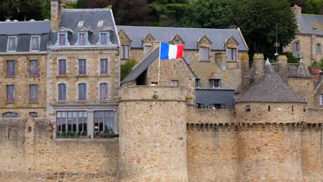 Echte-französische-Flagge-am-Mont-Saint-Michel