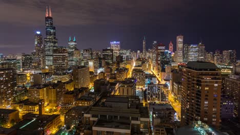 Chicago-City-Skyline-bei-Nacht-Luft-Zeitraffer