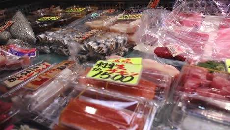 Fisch-und-Preise-in-einer-japanischen-Fischmarkt