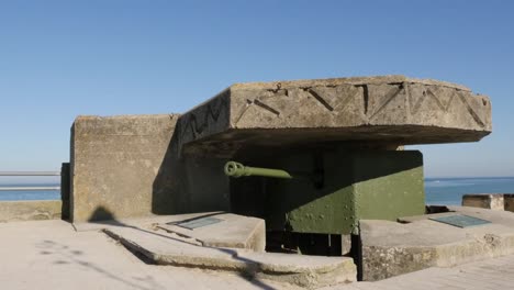 Antiguo-canon-alemán-WW2-escondido-en-bunker-en-las-playas-en-Normandía-Francia-Norte