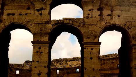 Detail-der-Arkaden-des-Kolosseums-in-Rom-bei-Sonnenuntergang