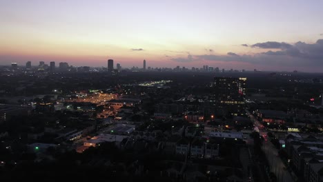 Aéreas-del-centro-de-Houston,-Texas-en-la-noche