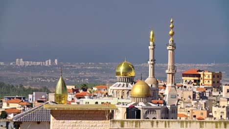 Überblick-über-eine-arabische-Stadt-in-Israel-mit-einer-großen-Moschee-erhebt-sich-über