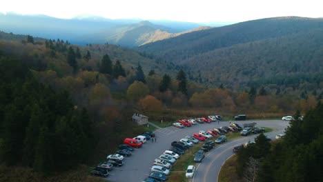 Drone-Luftbild-des-Lagers-Boden-Parkplatz-in-den-Blue-Ridge-Mountains