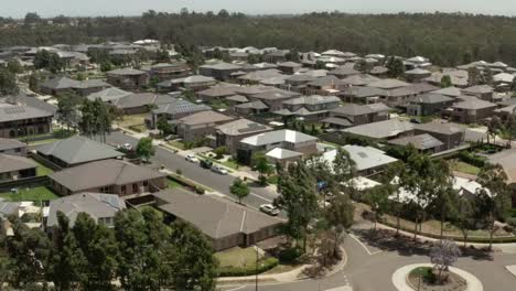 Volando-sobre-una-zona-residencial-en-Nueva-Gales-del-Sur-Australia.-Toma-aérea.