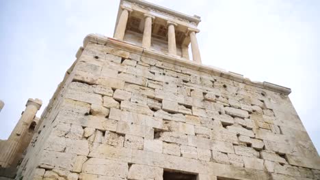 El-templo-de-Niki-Apteros-en-la-Acrópolis-de-Atenas.