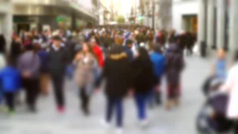 Menschen-auf-der-Straße-Calle-del-Carmen.-Madrid,-Spanien.-Out-of-Focus.-Zeitraffer.	Calle-del-Carmen-Street,-in-der-Nähe-von-Puerta-del-Sol-Square.