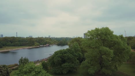 Wunderschöne-Luftaufnahme-des-Hyde-Park-in-London-von-oben