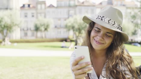 Retrato-de-mujer-sonriente-en-el-Parque