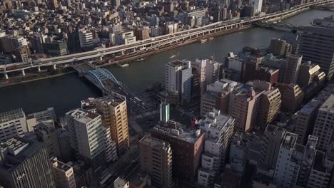 Der-Fluss-Sumida-fließt-durch-Tokio