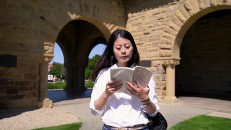 estudiante-leyendo-mientras-camina-en-día-soleado