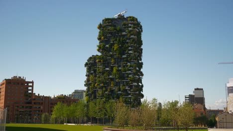 Milán-ciudad-soleado-día-famoso-centro-de-la-vida-edificios-cámara-lenta-vista-del-parque-4k-Italia