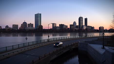 Lapso-de-tiempo-del-horizonte-de-Boston-durante-el-atardecer-con-vistas-al-río-Charles-congelado-desde-el-lado-de-Cambridge