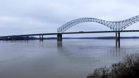 Pan-of-Bridge-over-Mississippi-River-at-Memphis