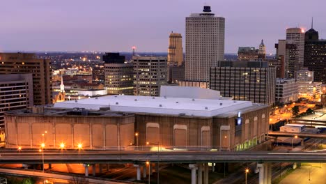 Tag-für-Nacht-Zeitabflug-von-Memphis,-Tennessee-Innenstadt