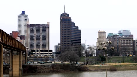 Timelapse-del-río-Misisipí-y-el-paisaje-urbano-de-Memphis