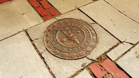 Marcador-de-bronce-en-el-Freedom-Trail-en-Boston,-Massachusetts