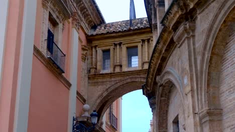 Bellos-edificios-históricos-en-la-ciudad-con-un-diseño-nacional-clásico