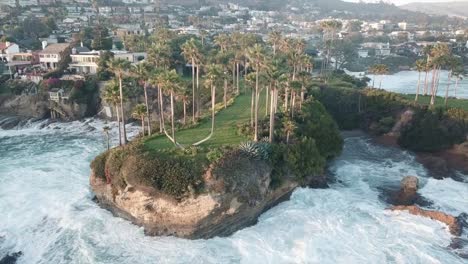 Vista-aérea-de-la-costa-del-Pacífico-desde-Crescent-Bay-Point-Park,-en-Laguna-Beach,-California.