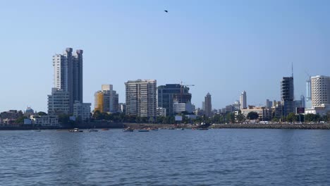 Mumbai-Skyline-in-Worli-Meer-Verbindung-mit-Hochhäusern.